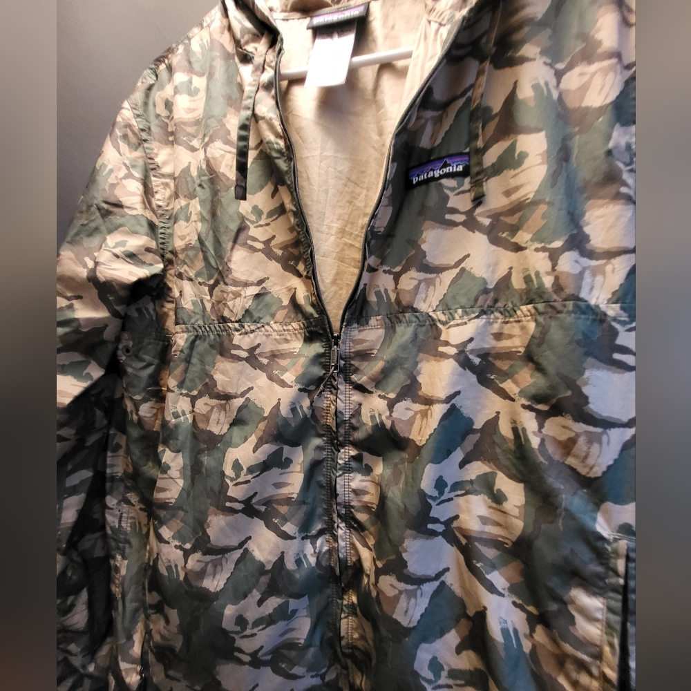 Small mens Patagonia lightweight hooded jacket.